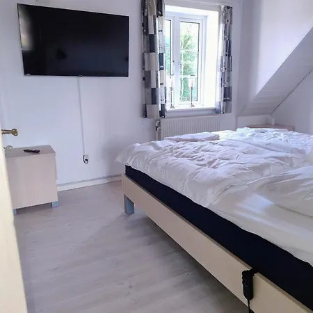 Henne Station, Midtiby Apartman
